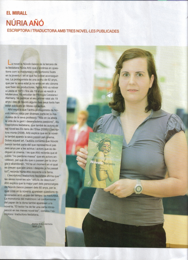 Nria A escriptora, presenta la novella 'Nvols baixos' a la Biblioteca Pblica de Lleida. Foto: T. Alcntara. El mirall, La maana. 