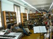 Yannick Garcia amb el grup de lectura de la biblioteca d'Amposta comentant la novella Barbamecs