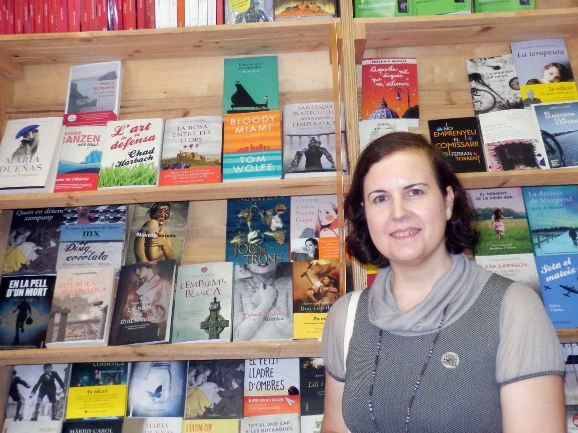 Núria Añó a la caseta d'Abacus. La Setmana del Llibre en Català, Barcelona