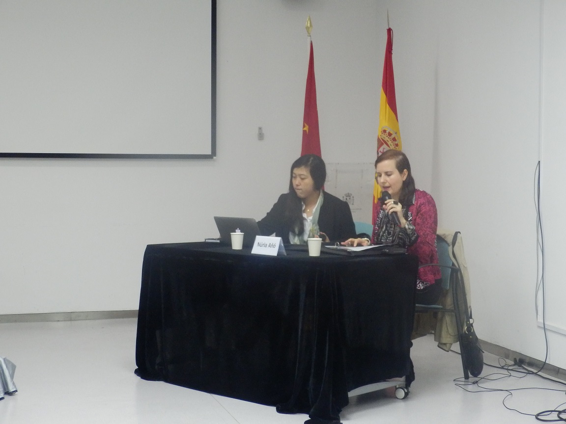 Núria Añó dando una charla en el Instituto Cervantes de Shanghái