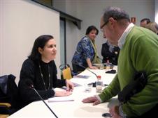 Sala Alfred Perenya de Lleida. L'escriptora lleidatana Núria Añó signant un exemplar de la novel·la 'La mirada del fill'