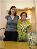 la catedràtica de Filologia Francesa a la UdL, Àngels Santa, i l'escriptora Núria Añó el 2010, a la presentació del llibre 'Núvols baixos'. Biblioteca pública de Lleida