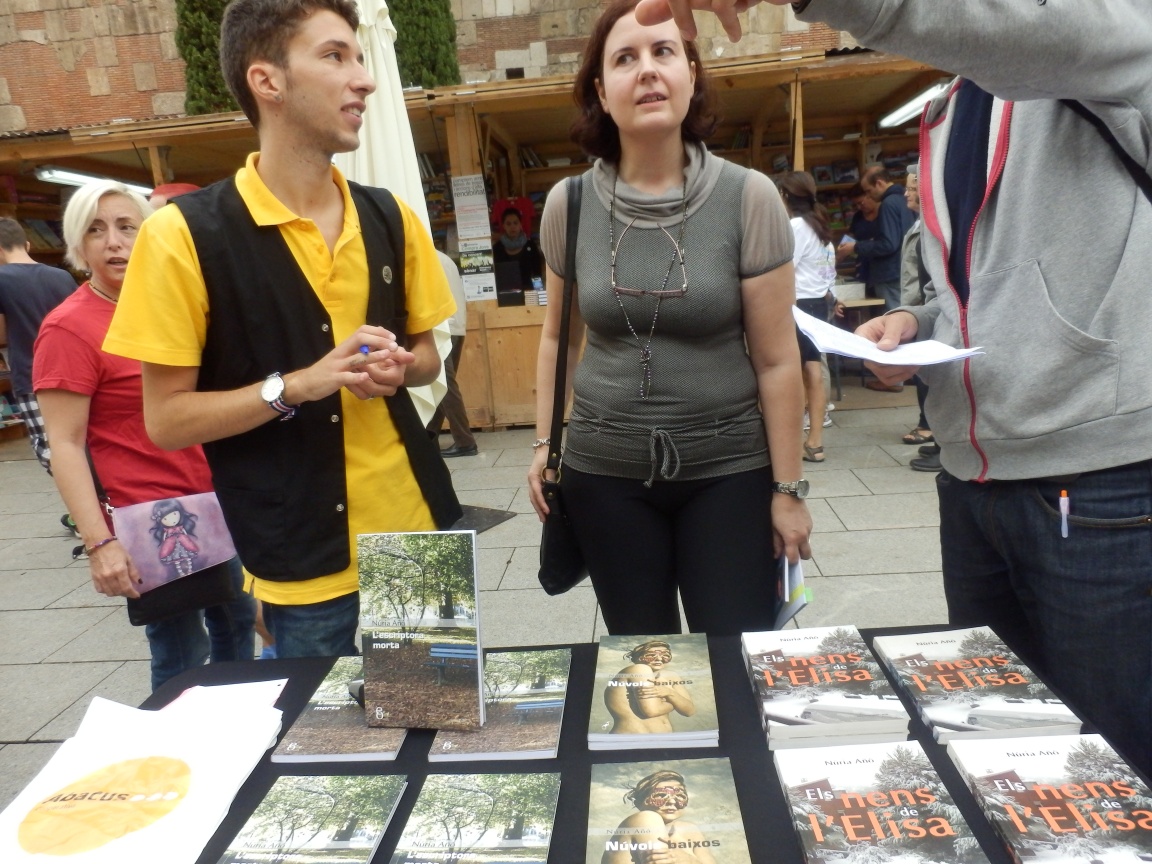 l'escriptora Núria Añó i els seus llibres. Abacus, Barcelona